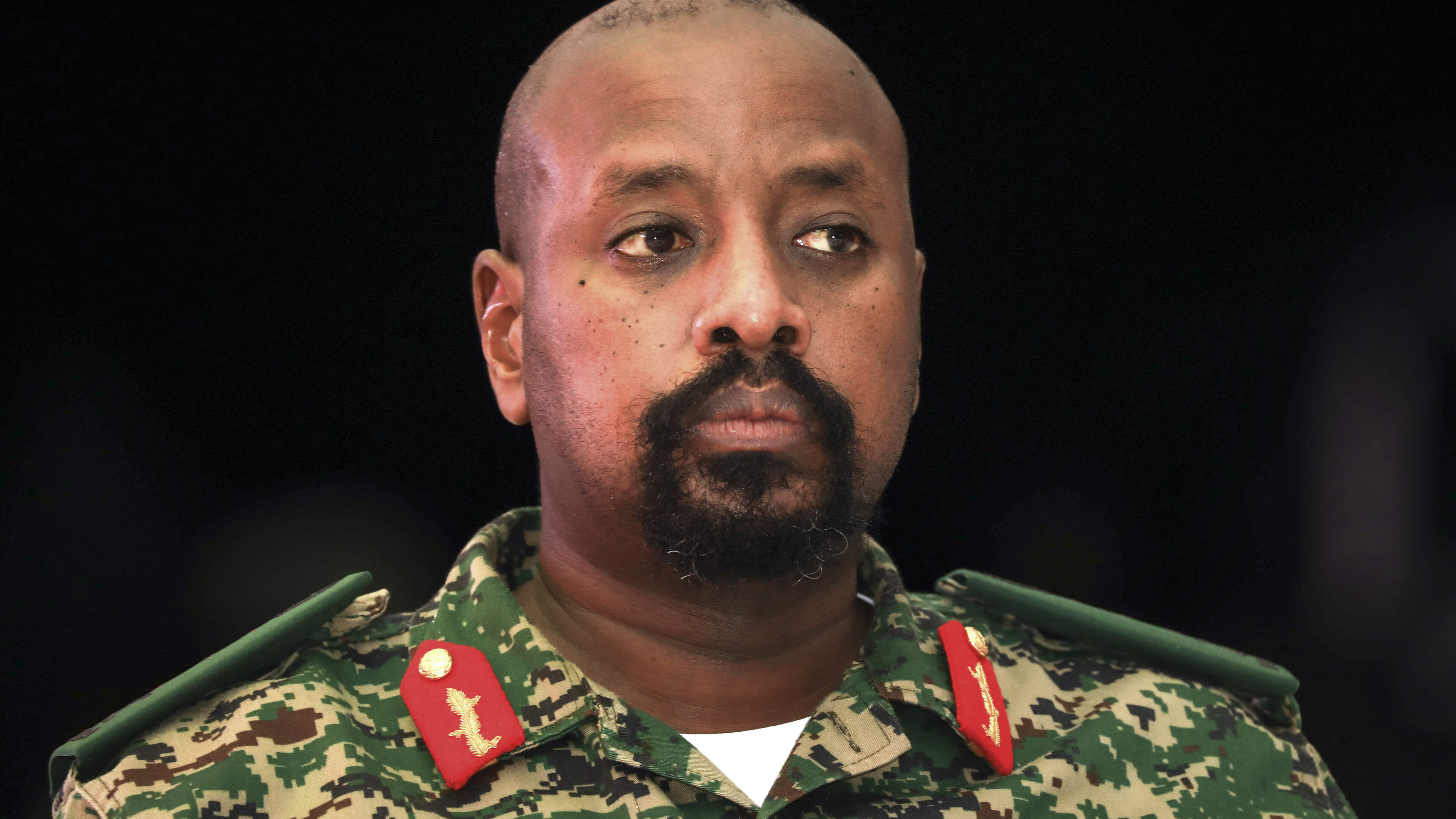 Wie is de Oegandese legerleider die 1 miljard dollar en ’de mooiste vrouw in het land’ van Turkije eiste?